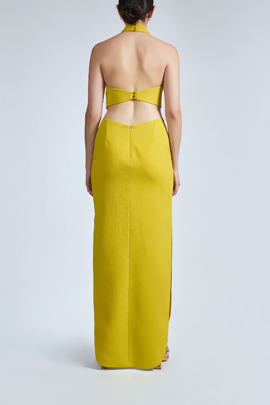 vestido sin mangas amarillo